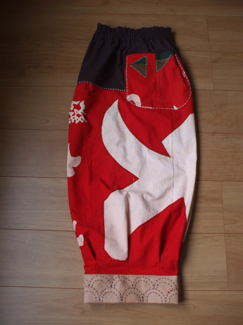 赤い大漁旗で作ったパンツです | 古布和布と着物リメイクの楽しみ方