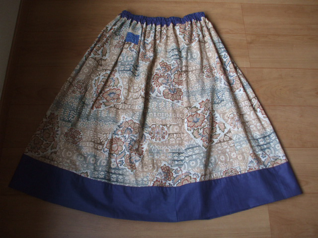 帯に使われていたメリンスの布でギャザースカートを作りました。