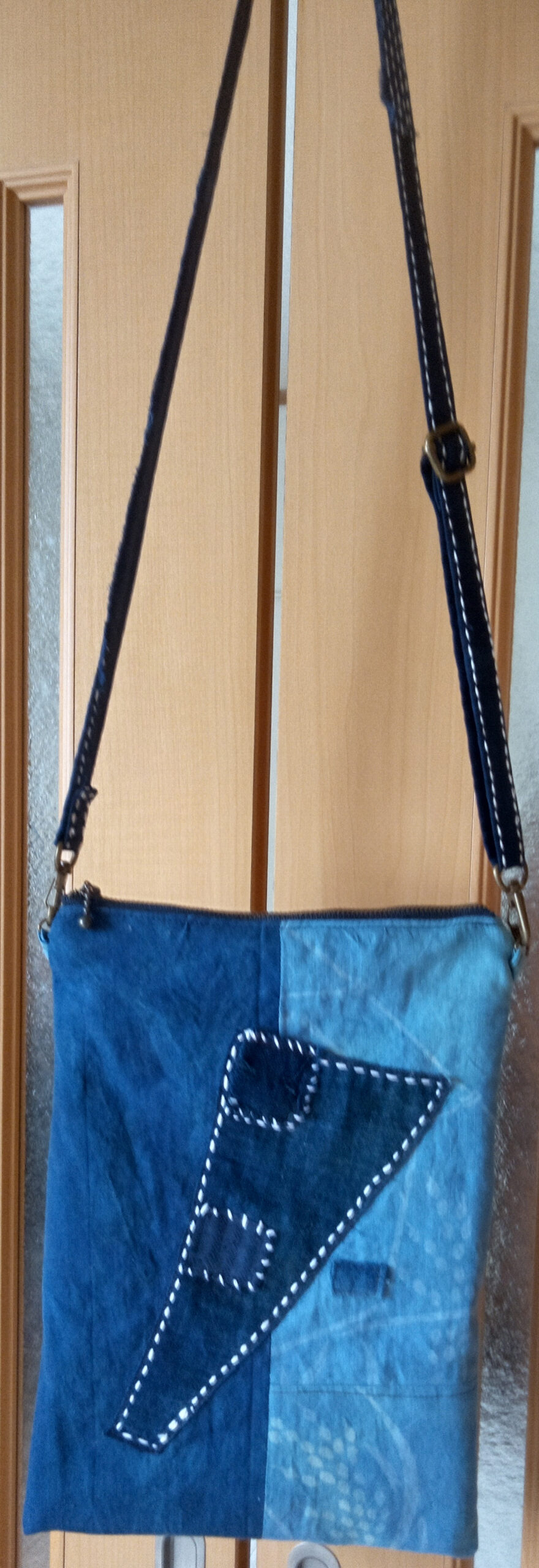 骨董市で買い求めた布でショルダーバック作りました。