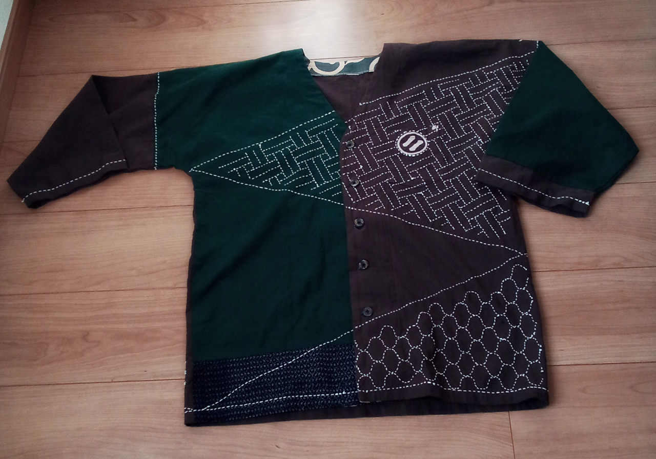 風呂敷シャツに刺し子しています。